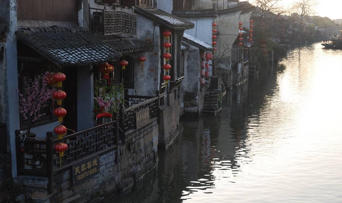 粉色拉链上衣搭配紧身牛仔裤，清纯又可爱，惊艳到你了吗？